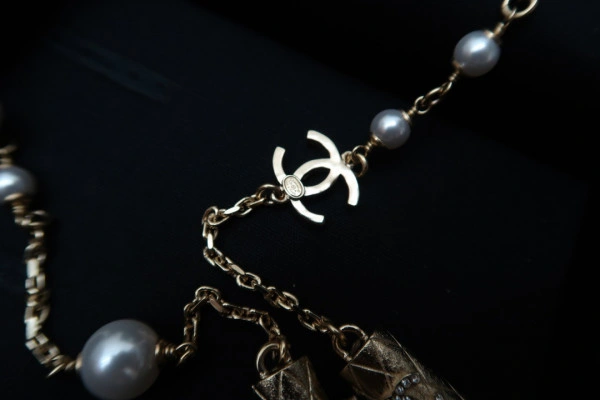 SmartChoice CHANEL AIRPODS NECKLACE 1700 - Image 5