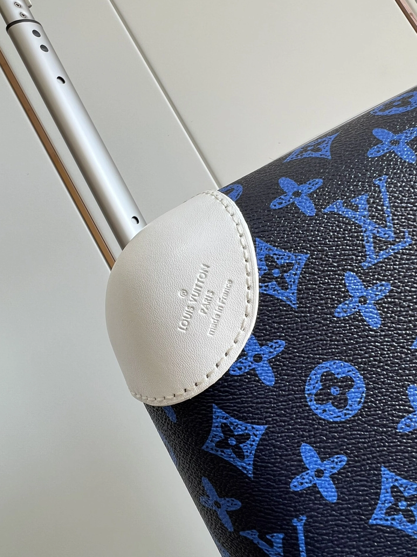 Bold 5079 Louis Vuitton Luggage - Image 3