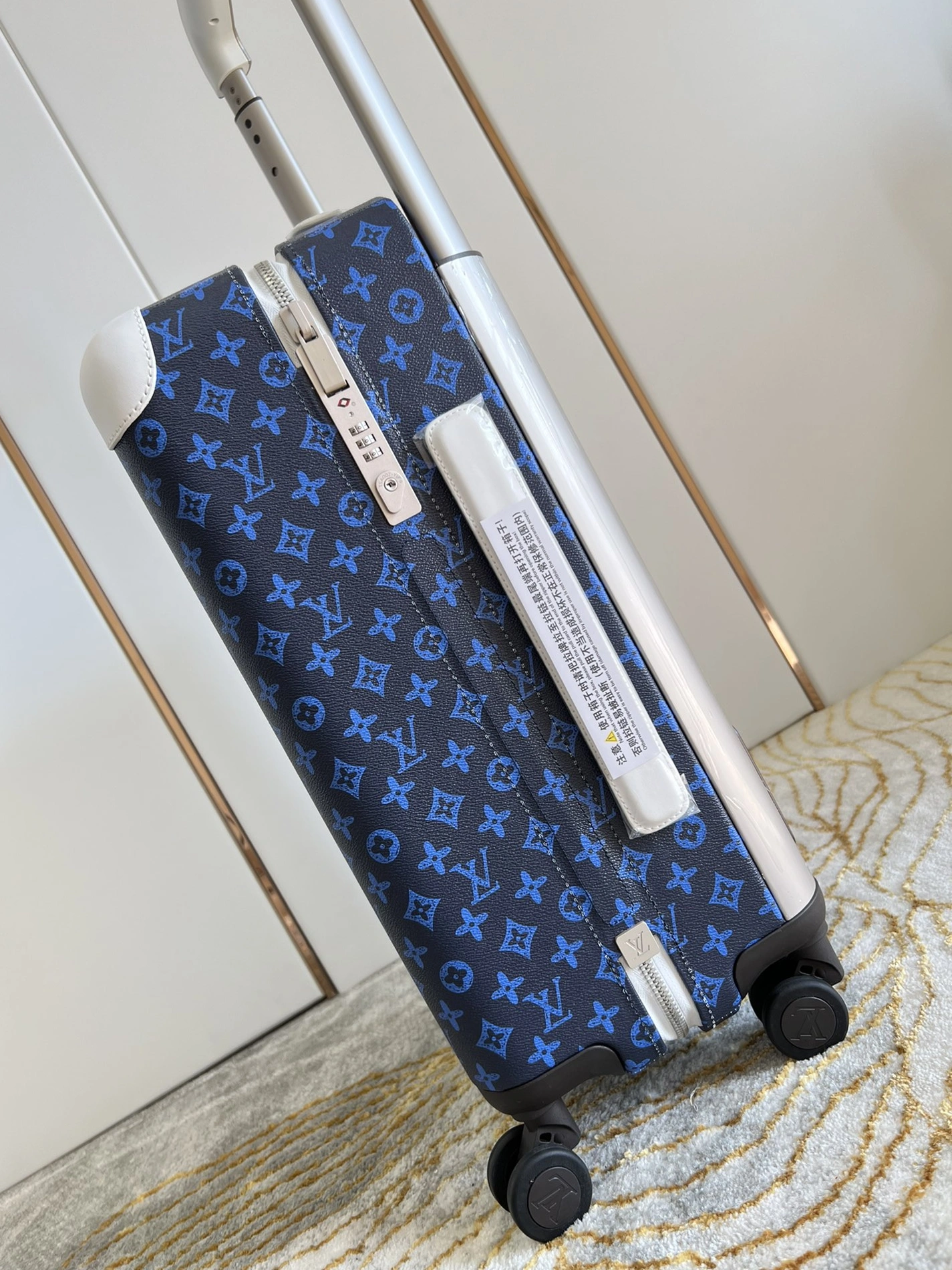 Bold 5079 Louis Vuitton Luggage - Image 4