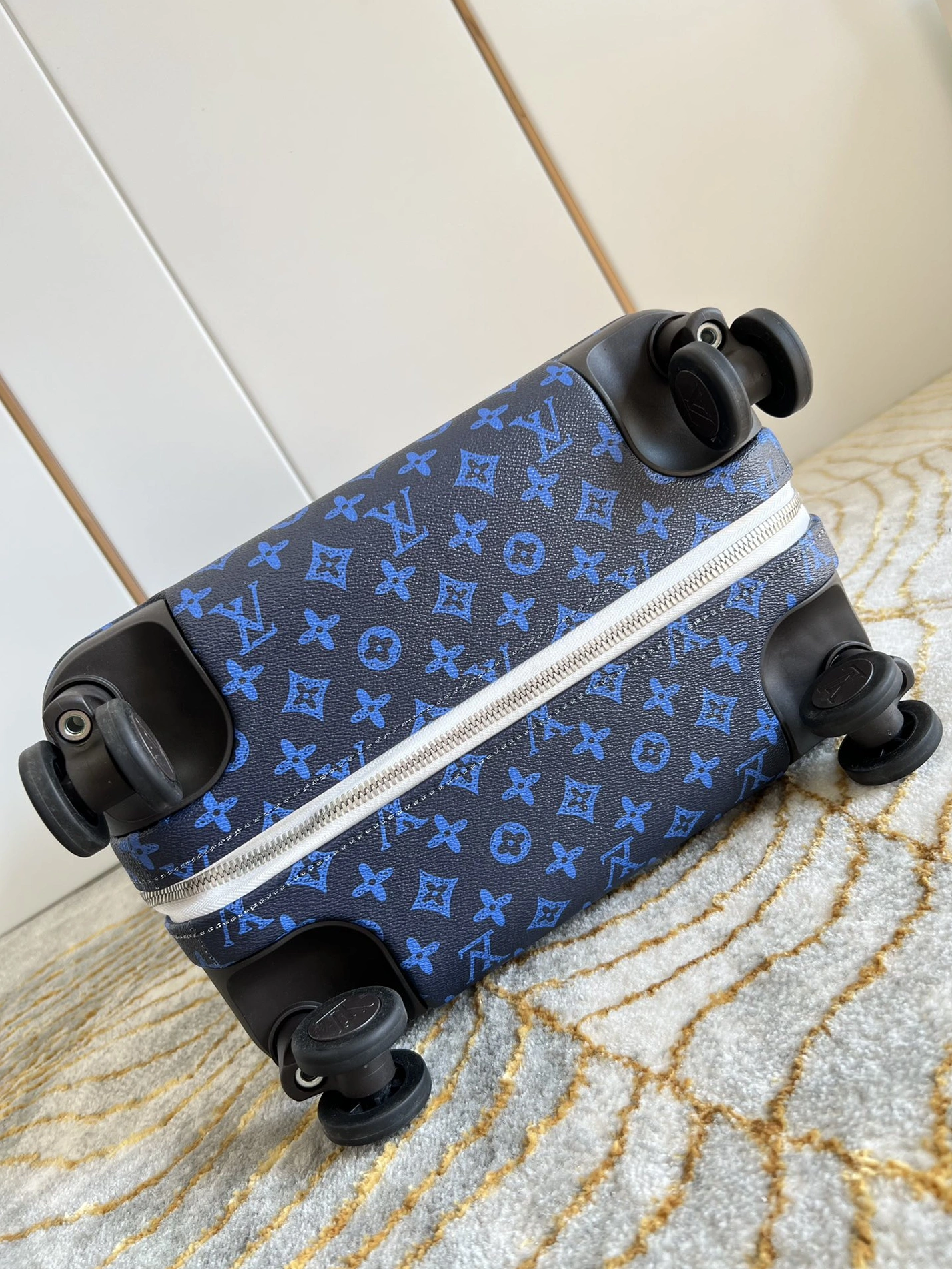 Bold 5079 Louis Vuitton Luggage - Image 5