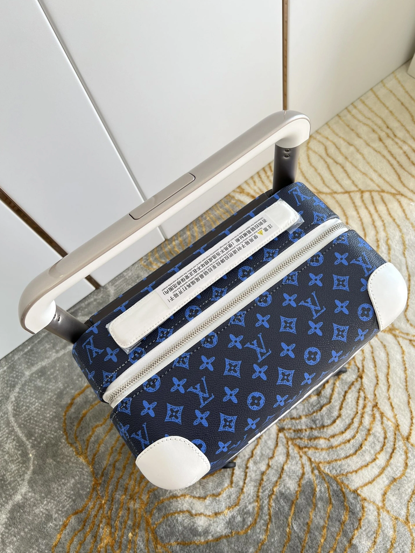 Bold 5079 Louis Vuitton Luggage - Image 6