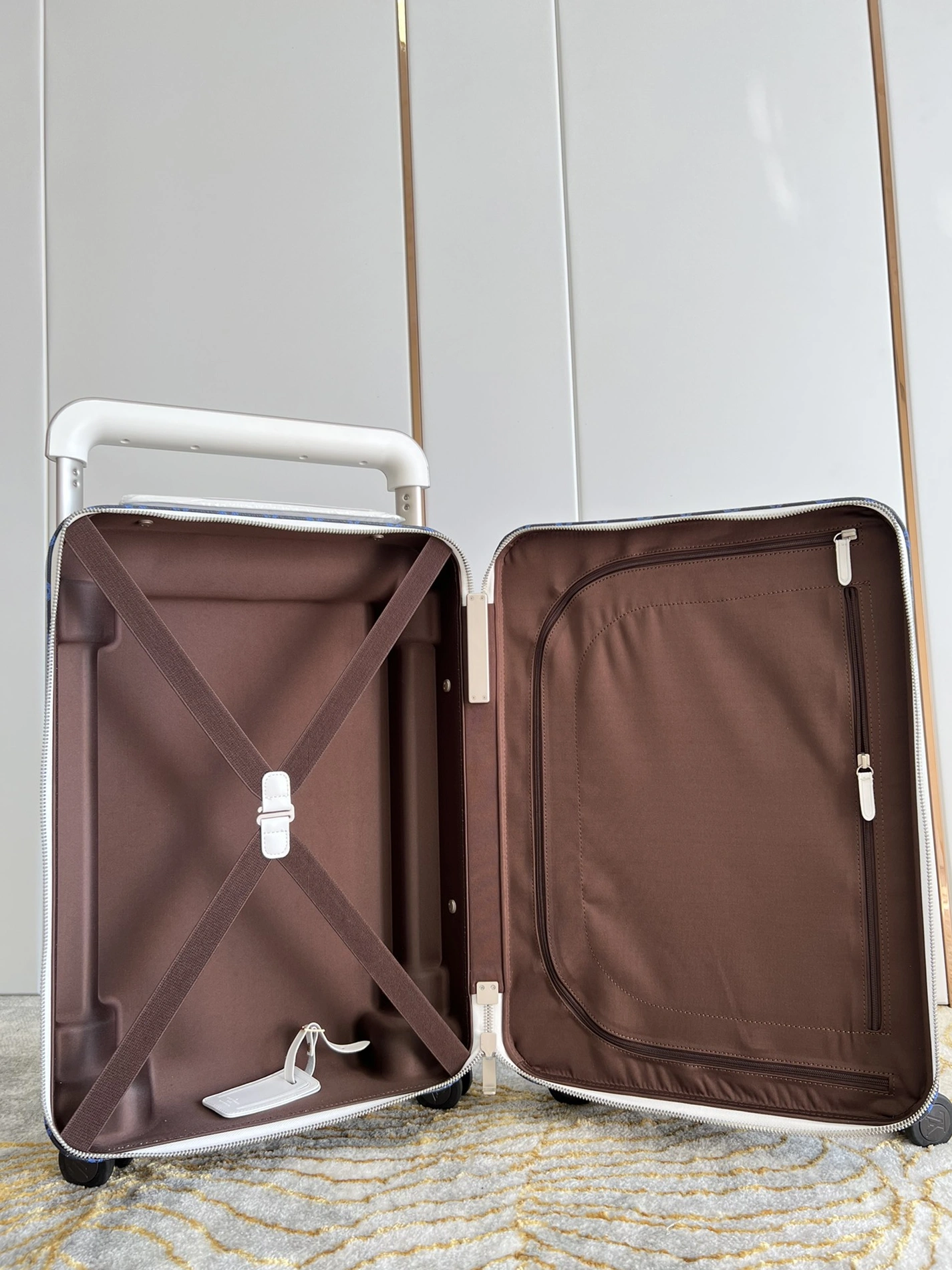 Bold 5079 Louis Vuitton Luggage - Image 7