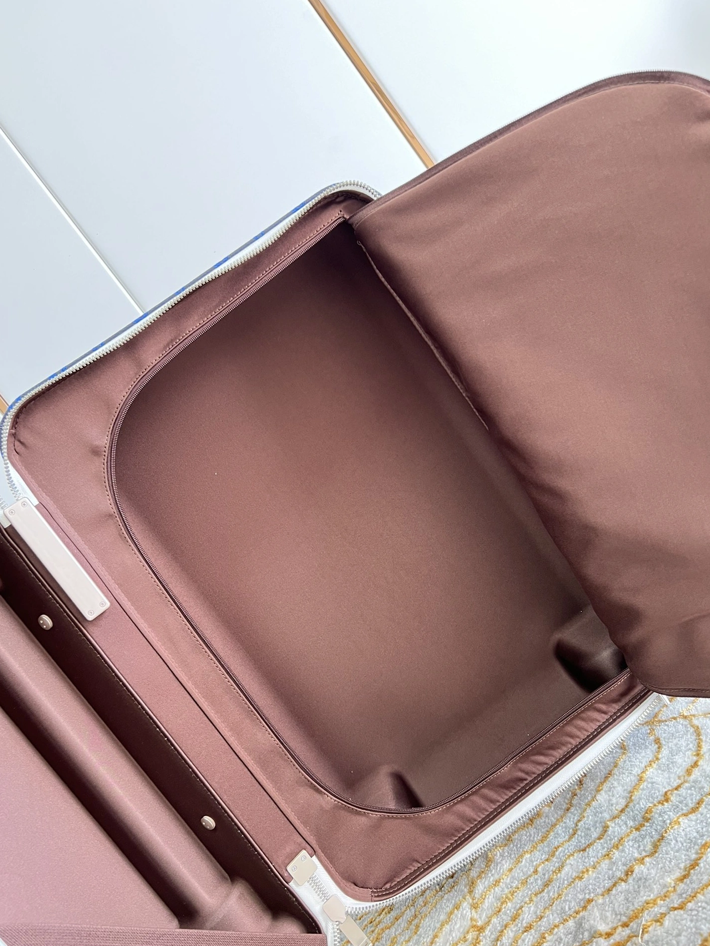 Bold 5079 Louis Vuitton Luggage - Image 8