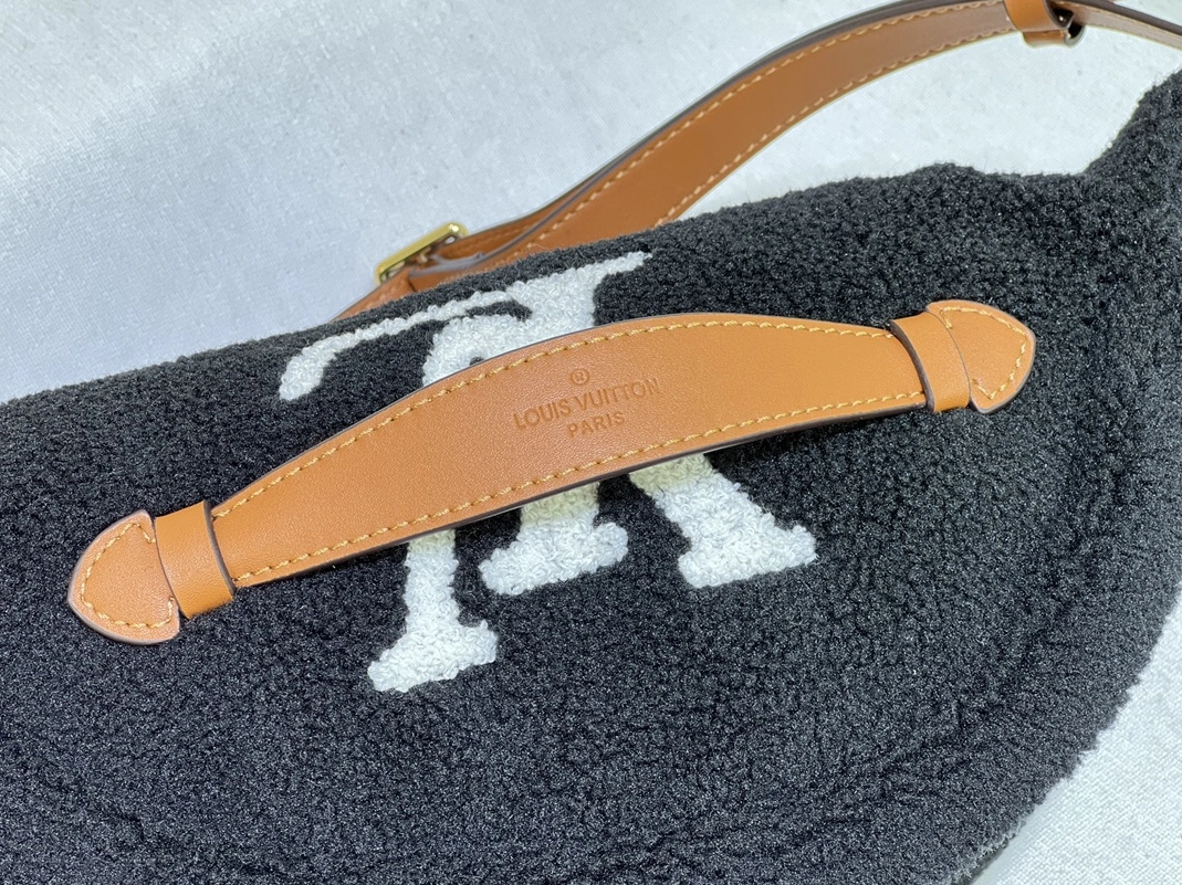 Breathable 4178 Louis Vuitton LV AAA Quality Belt Bags For Women