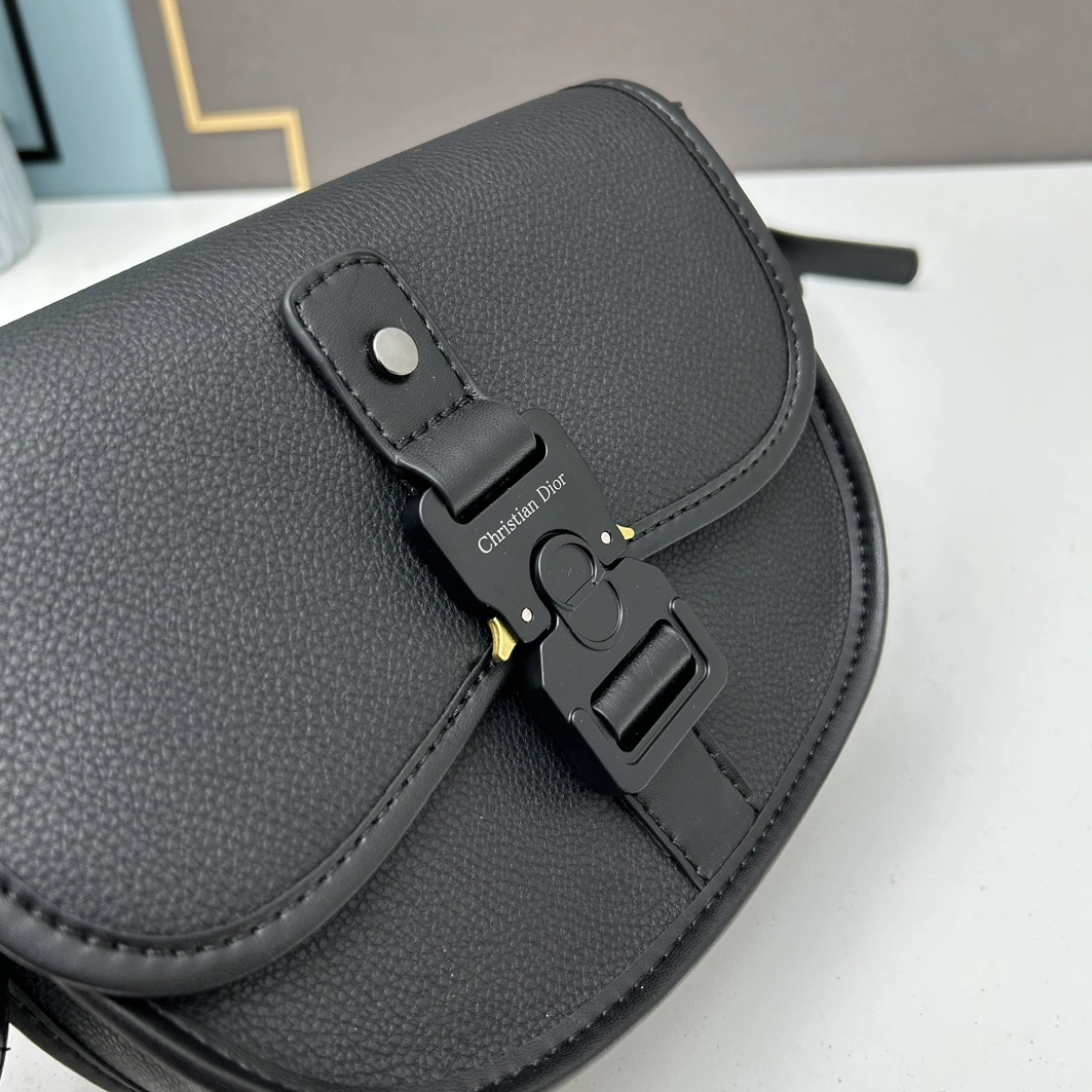 Breathable 6690 Christian Dior AAA Quality Messenger Bags For Unisex - Image 4