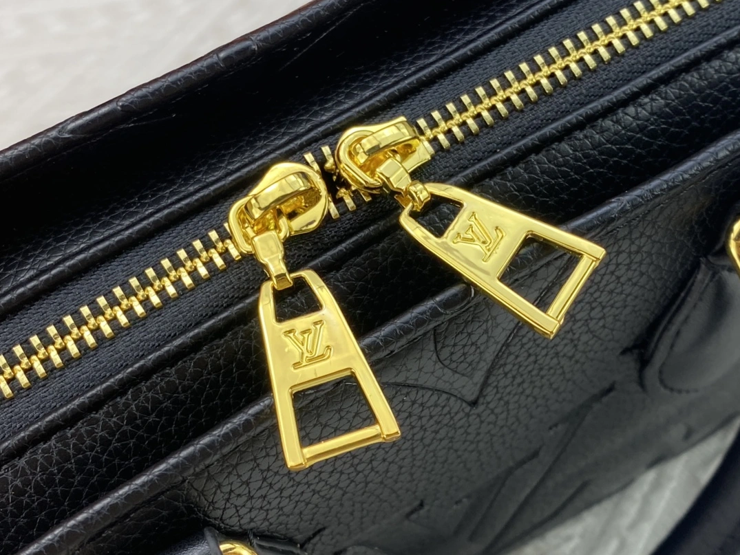 Breathable 8864 Louis Vuitton AAA Quality Handbags For Women - Image 5