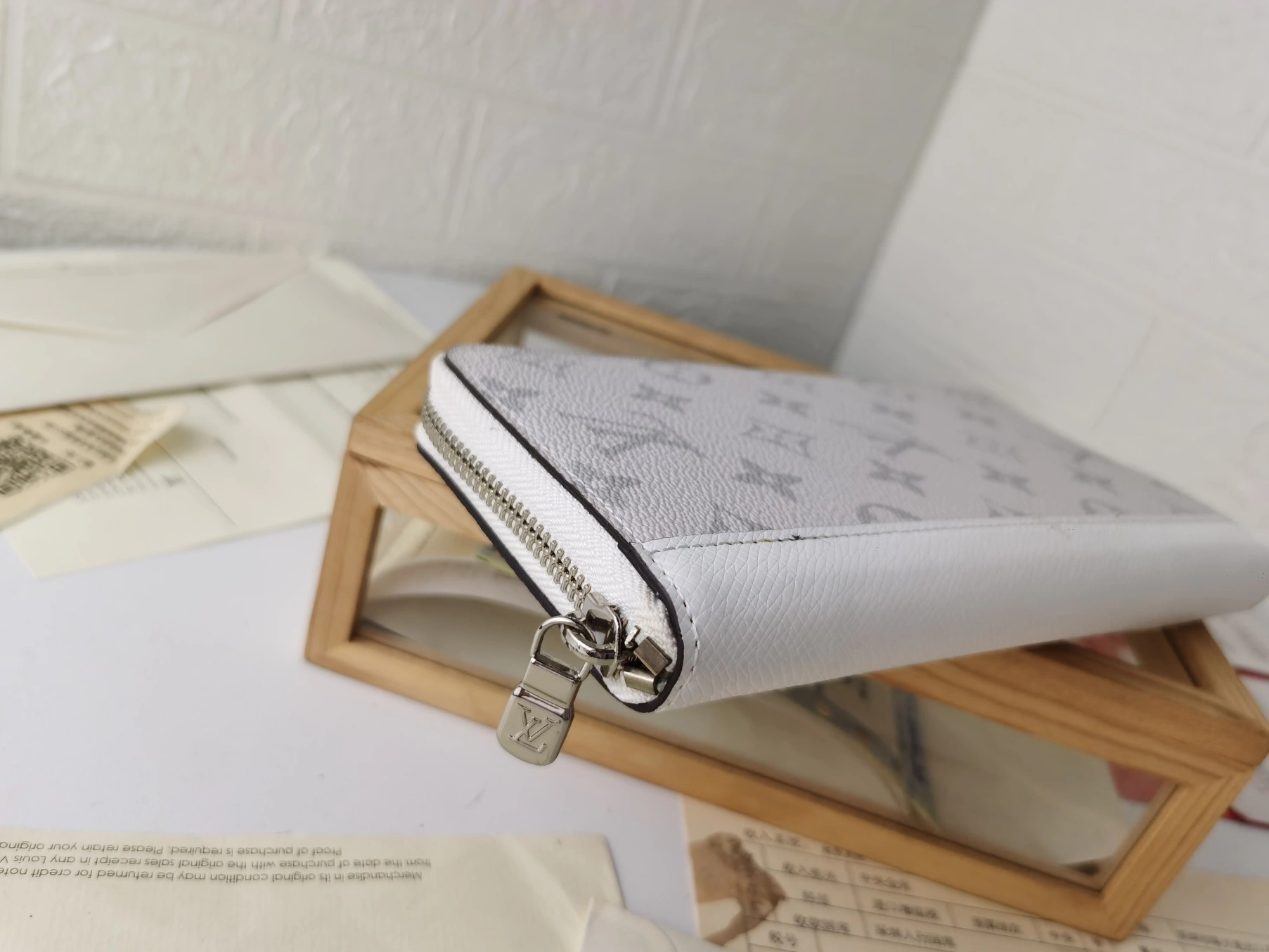 Bright 5667 Louis Vuitton LV Card Case For Unisex - Image 4