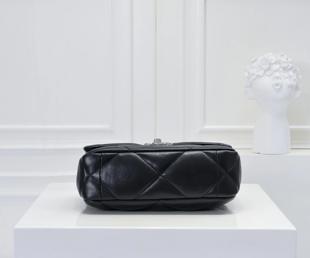 Chanel AAA Quality Messenger Bags For Women AllSeason 1034 - Image 3