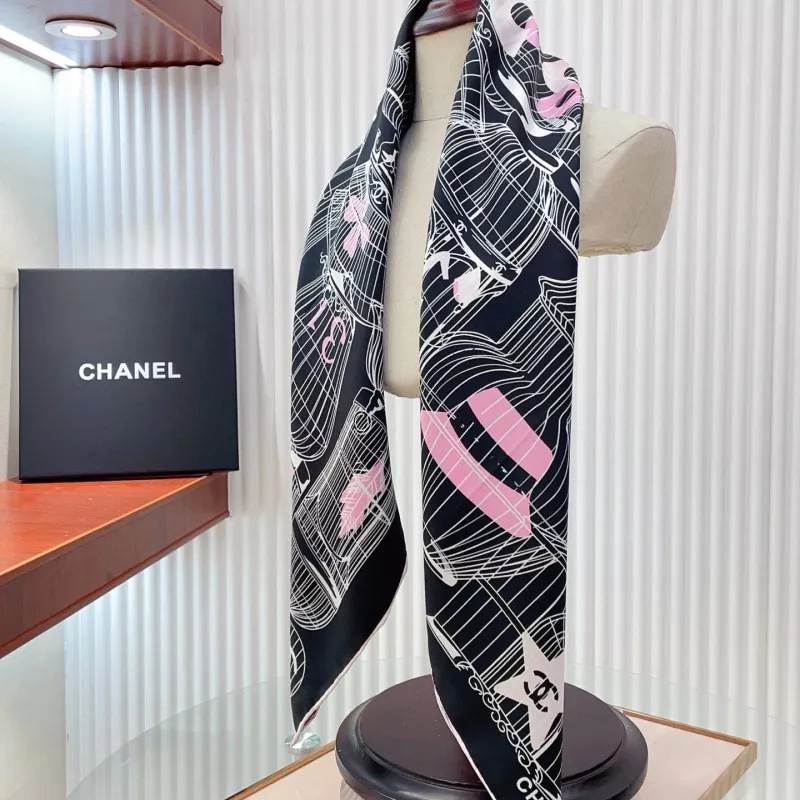 Compact 7290 Chanel Silk Squares - Image 4