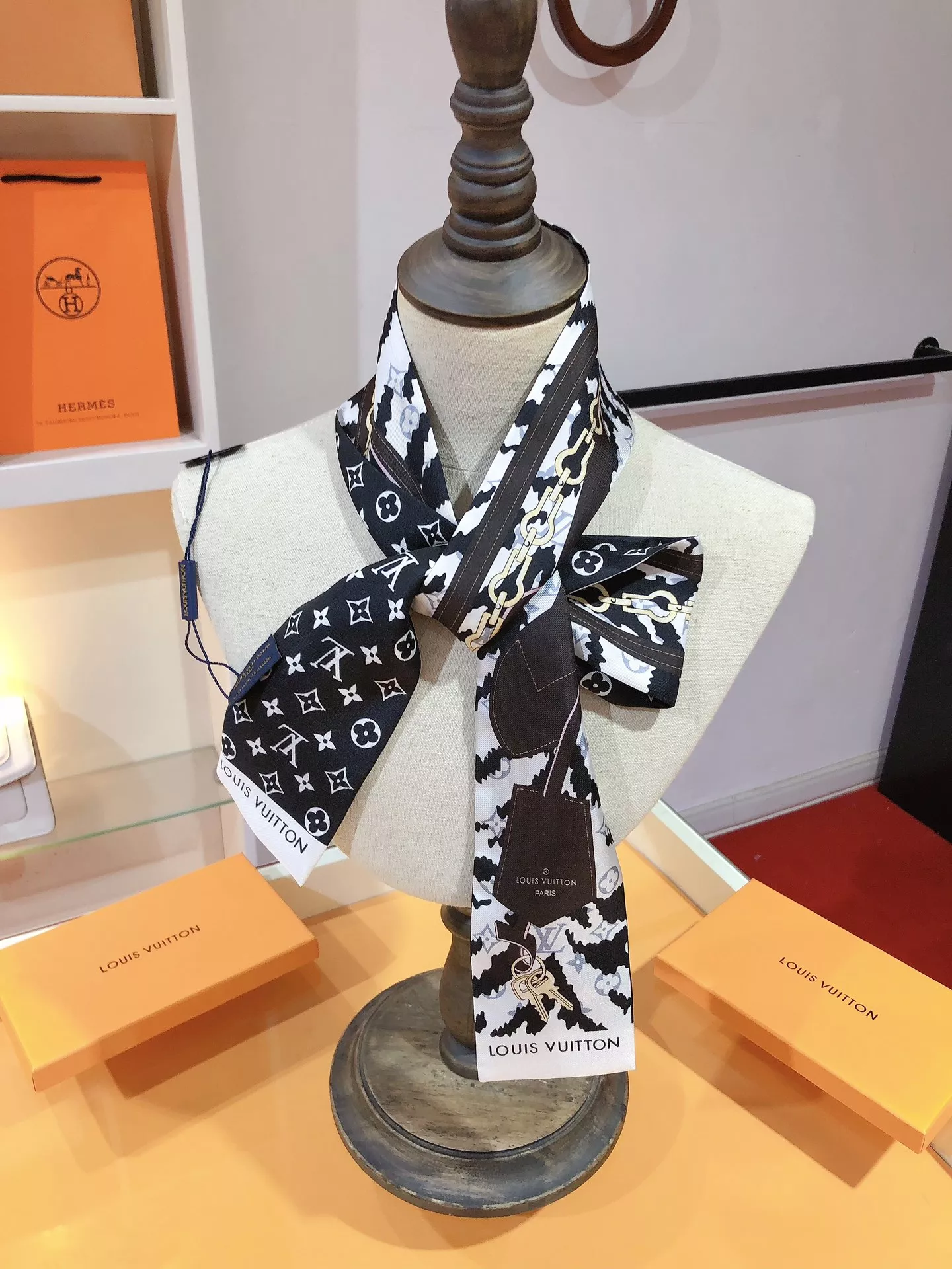 DailyWear 8195 Louis Vuitton Silk Scarf