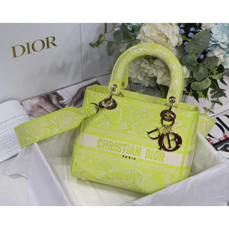 The bag m Dior Medium Lady D-Lite Bag Lime Toile de Jouy Reverse Embroidery - Image 3
