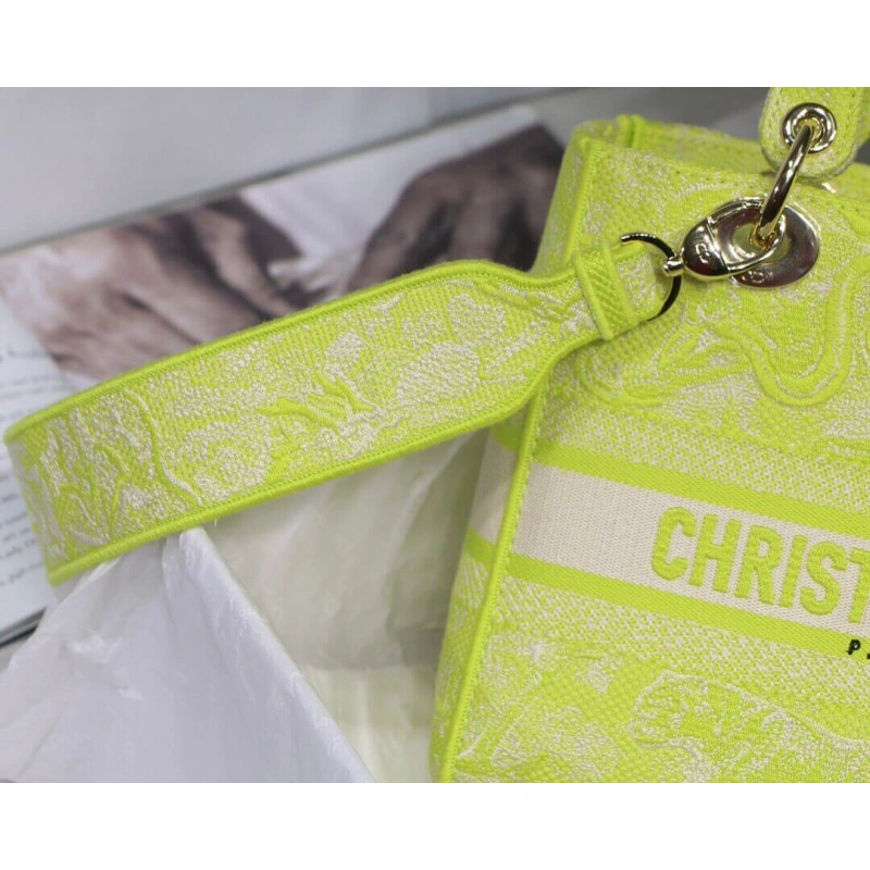The bag m Dior Medium Lady D-Lite Bag Lime Toile de Jouy Reverse Embroidery - Image 6