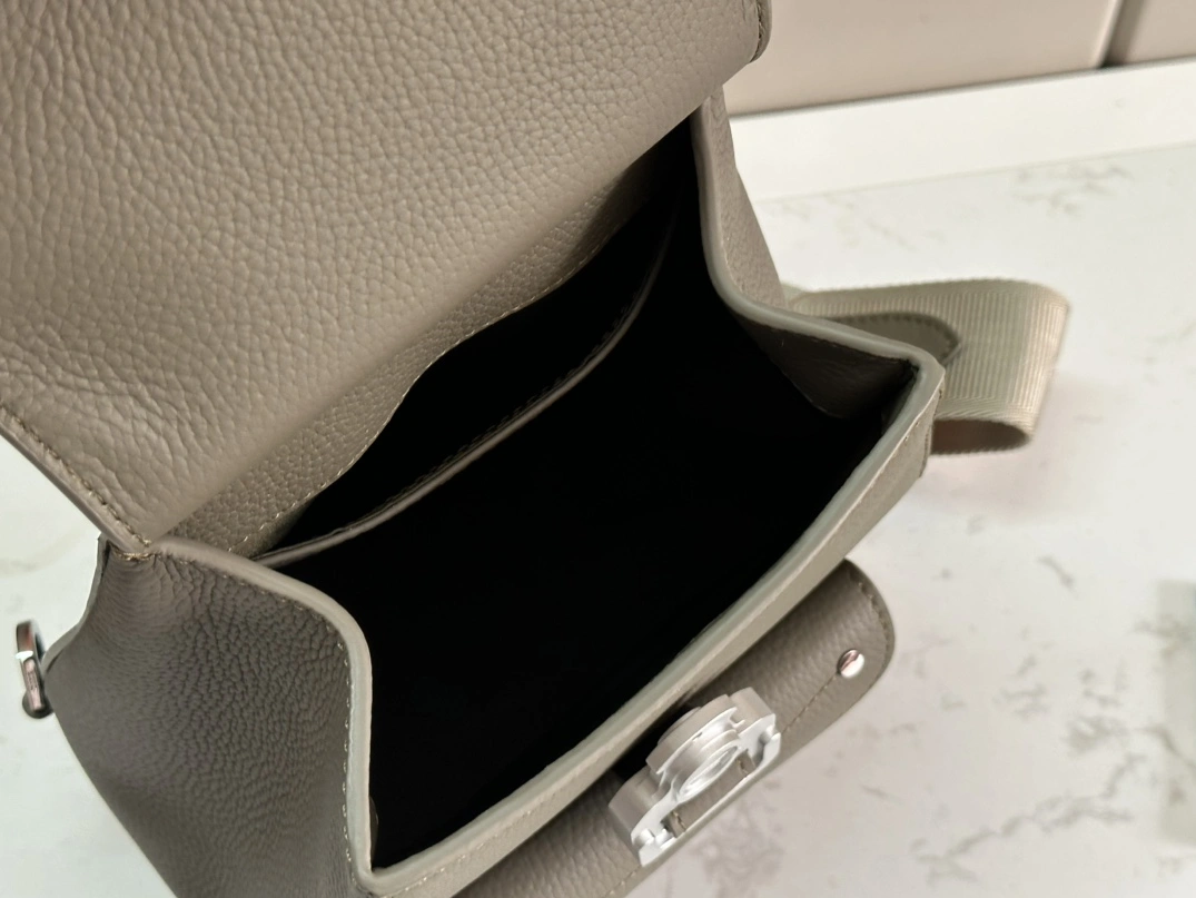 EasyMatch 205 Christian Dior AAA Man Messenger Bags - Image 8