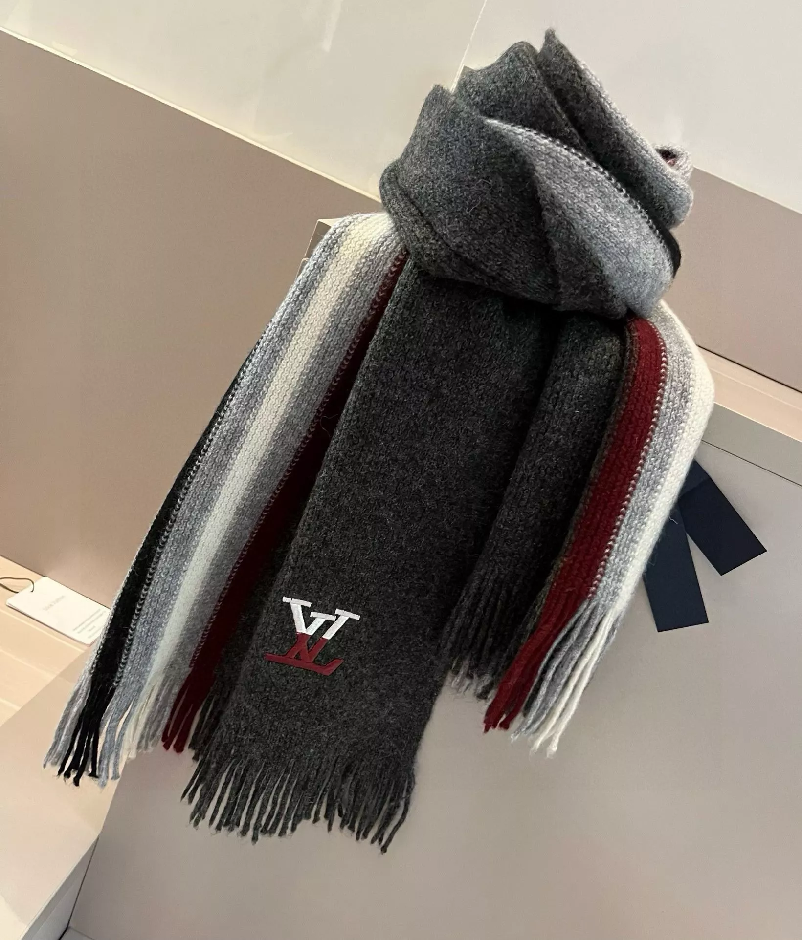 EasyMatch 4548 Louis Vuitton Scarf For Women - Image 3