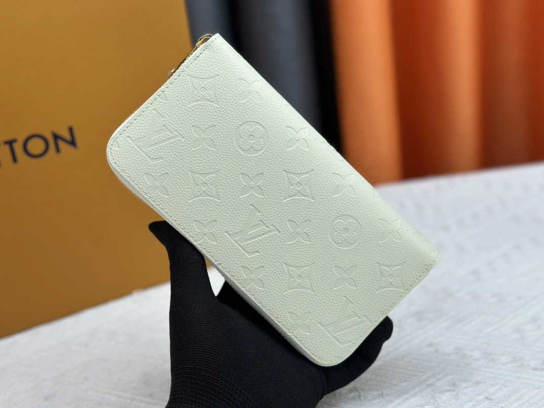 Fashionable 6820 Louis Vuitton LV Wallets