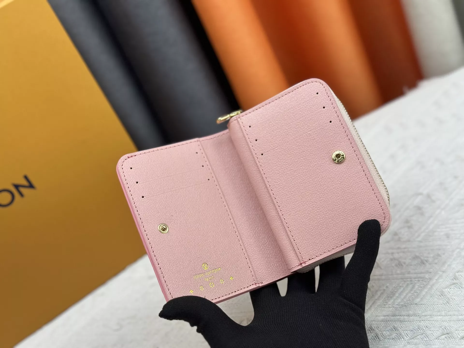 Lightweight 2231 Louis Vuitton LV Card Case For Women - Image 6