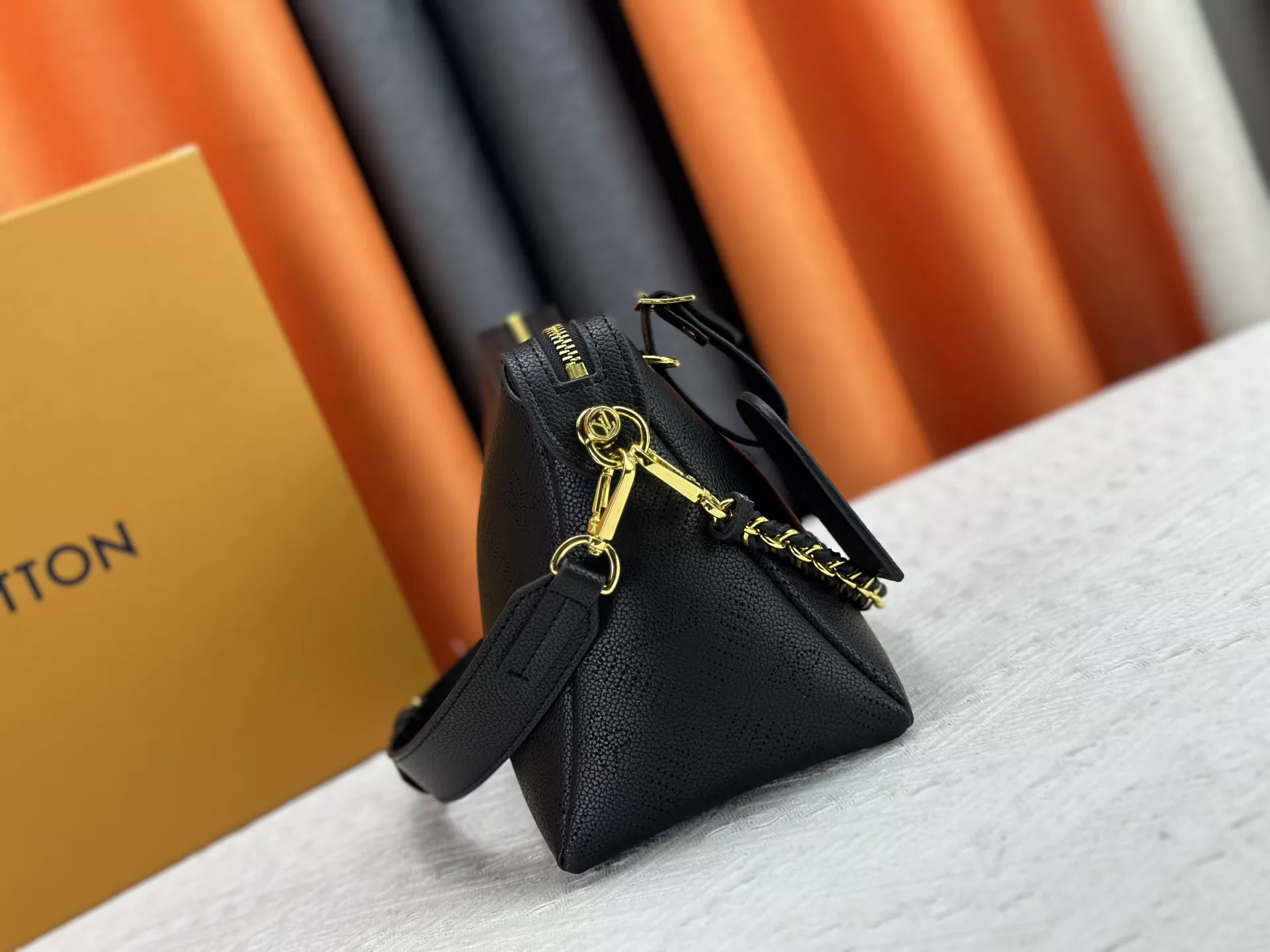 Lightweight 7005 Louis Vuitton AAA Quality Messenger Bags For Women