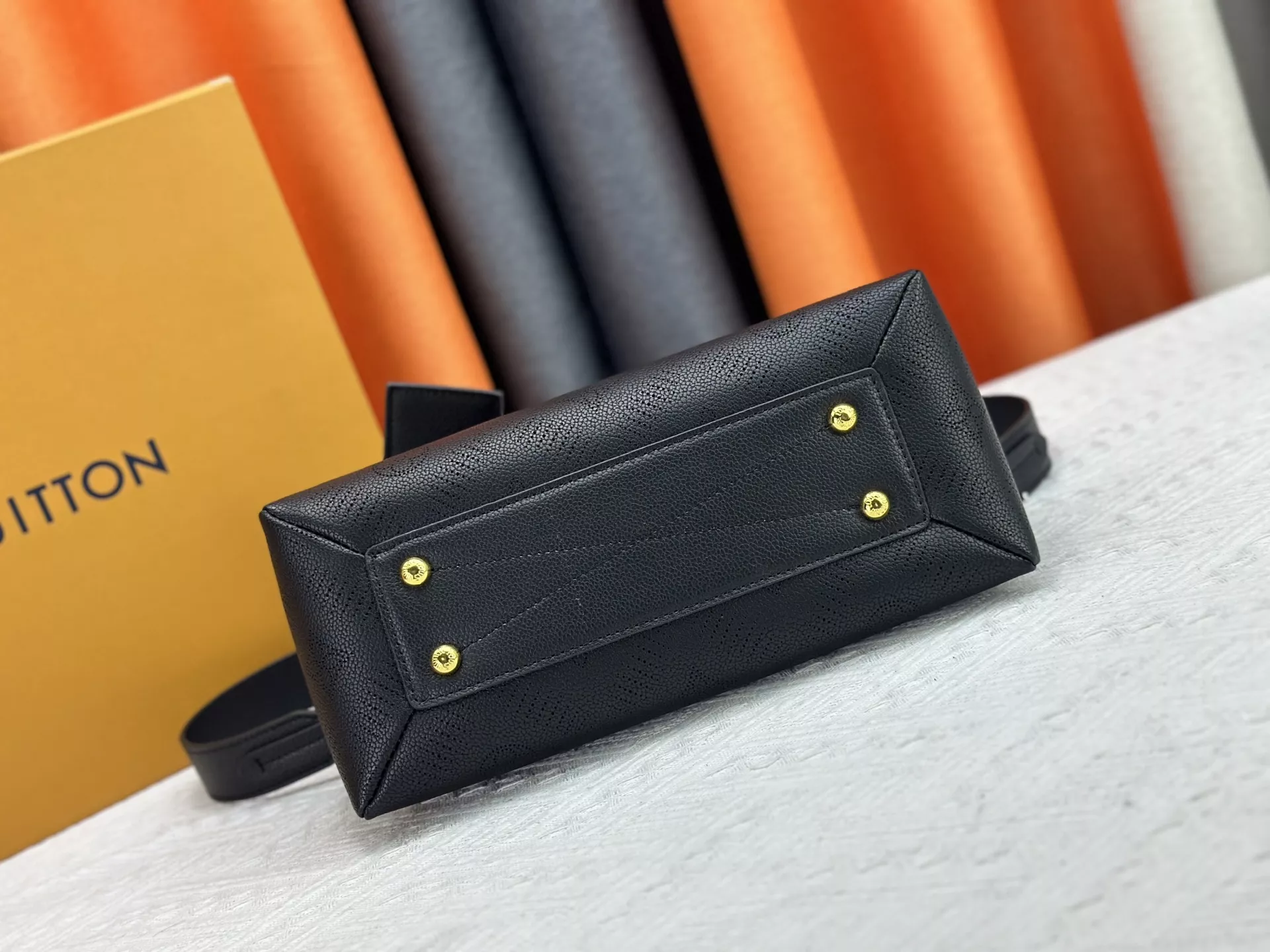 Lightweight 7005 Louis Vuitton AAA Quality Messenger Bags For Women - Image 4