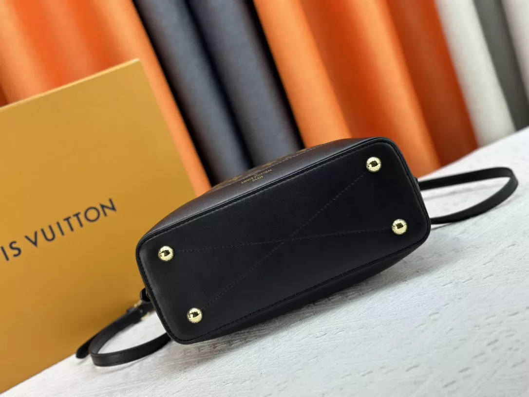 Lightweight 7134 Louis Vuitton AAA Quality Handbags For Women - Image 5