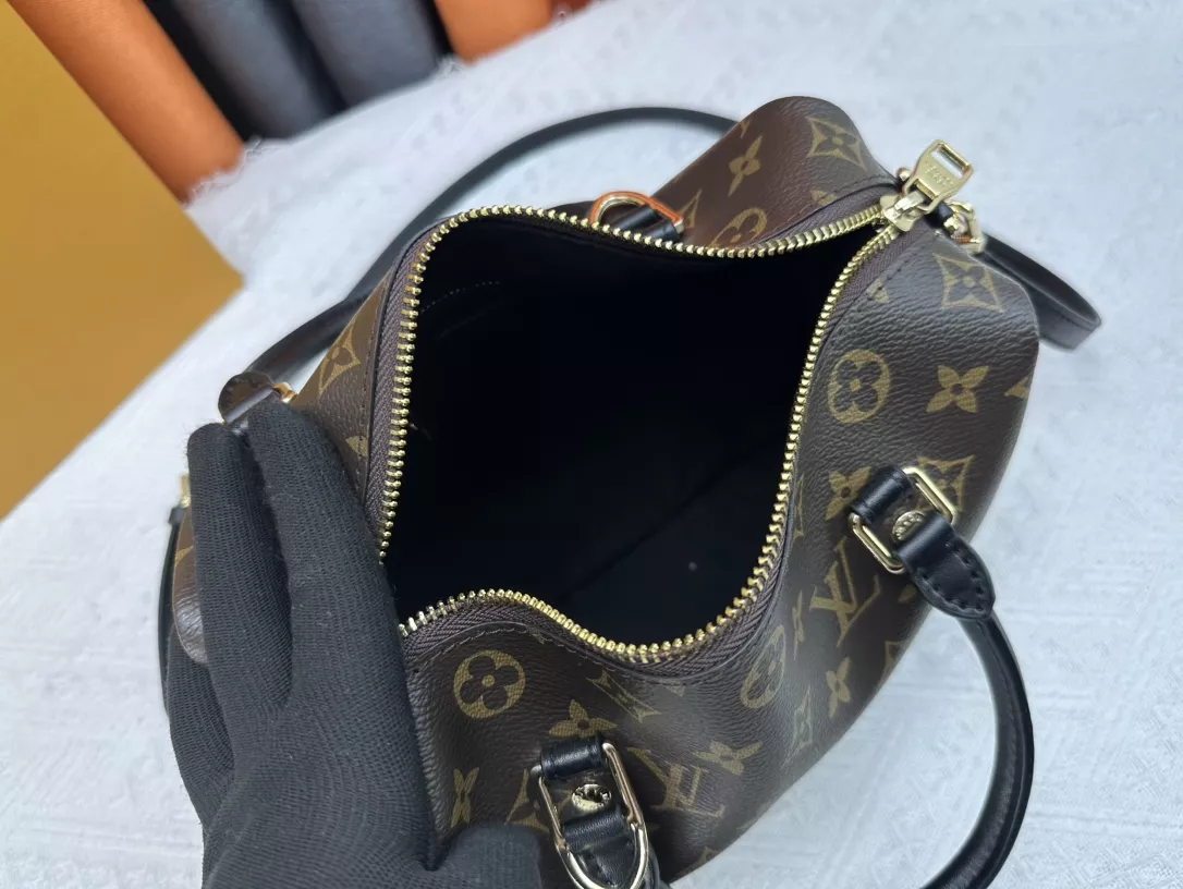 Lightweight 7134 Louis Vuitton AAA Quality Handbags For Women - Image 8