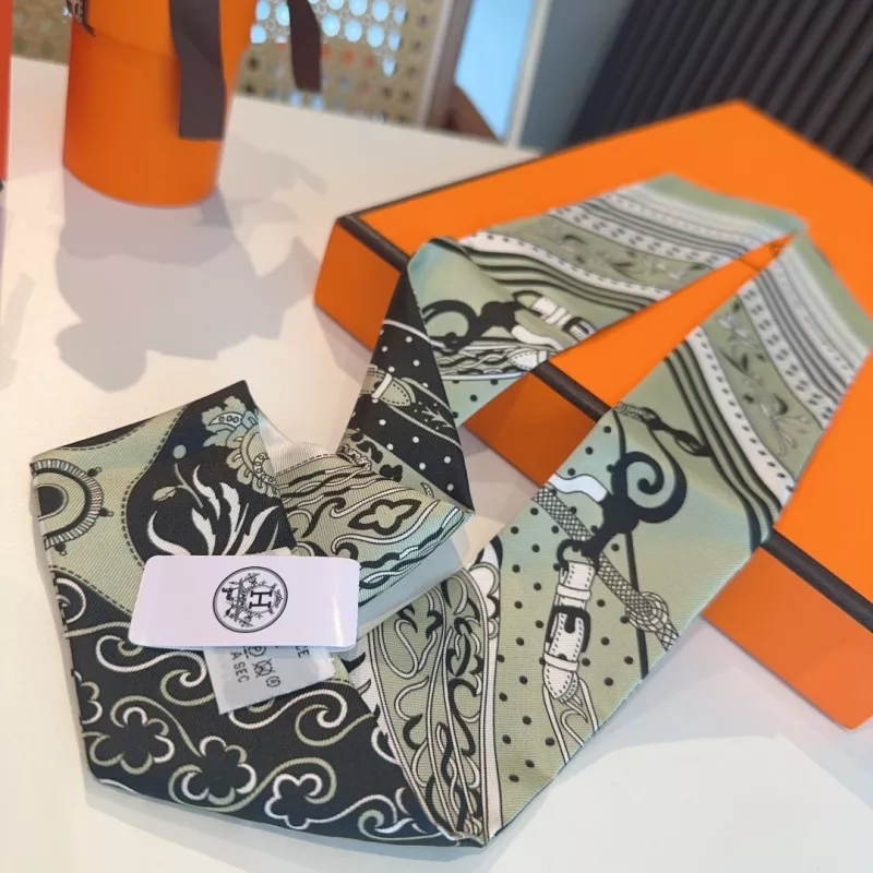 Lightweight 8000 Hermes Silk Scarf - Image 4