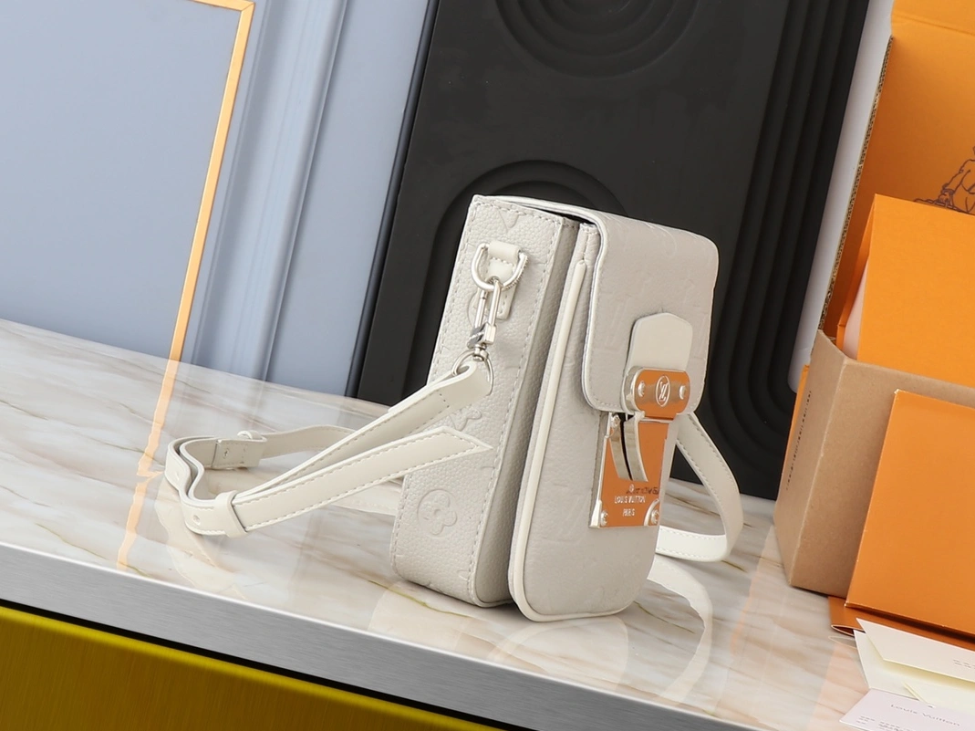 Louis Vuitton AAA Quality Messenger Bags For Unisex Functional 3346 - Image 4