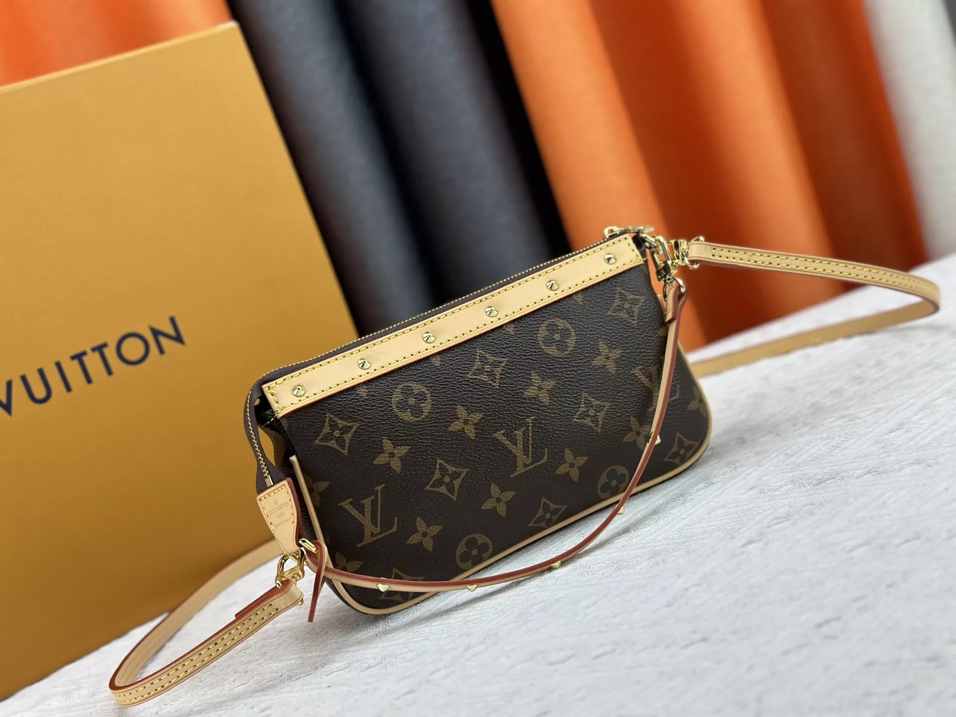 Louis Vuitton AAA Quality Messenger Bags For Women Bright 5380