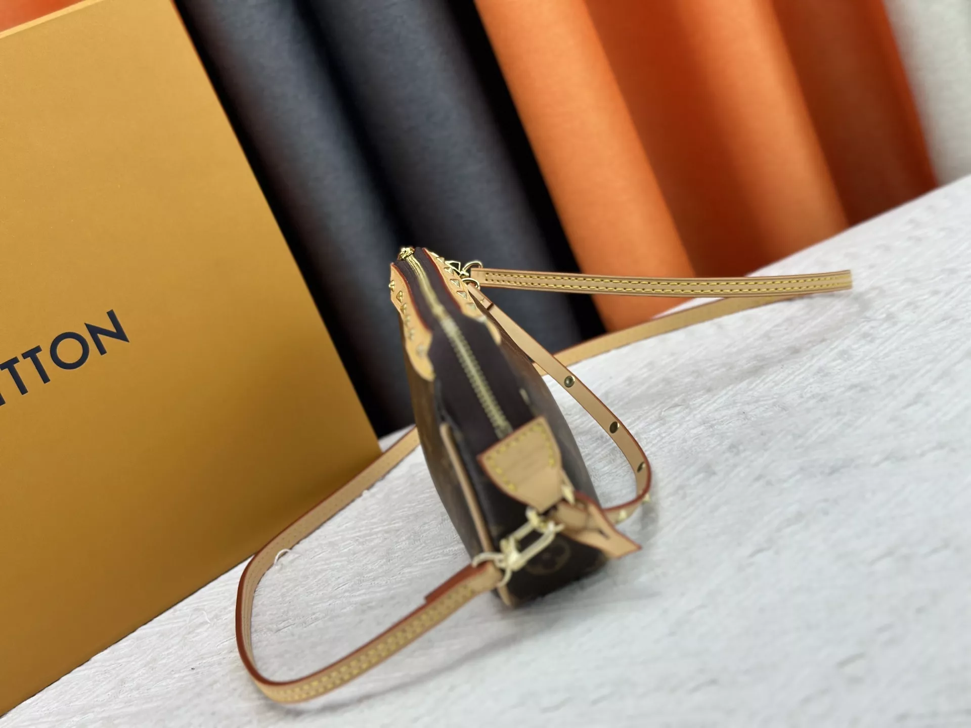 Louis Vuitton AAA Quality Messenger Bags For Women Bright 5380 - Image 3