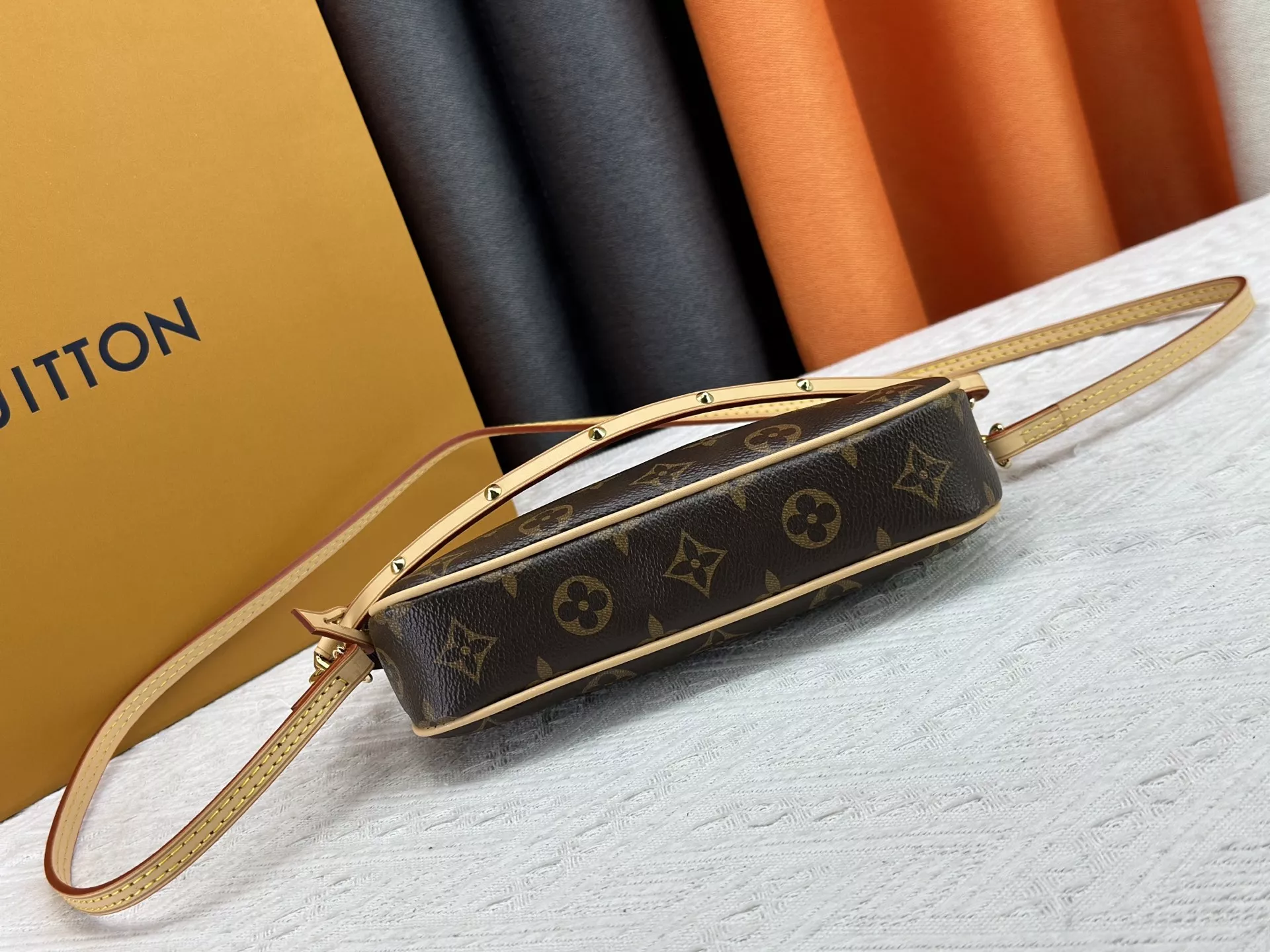 Louis Vuitton AAA Quality Messenger Bags For Women Bright 5380 - Image 5