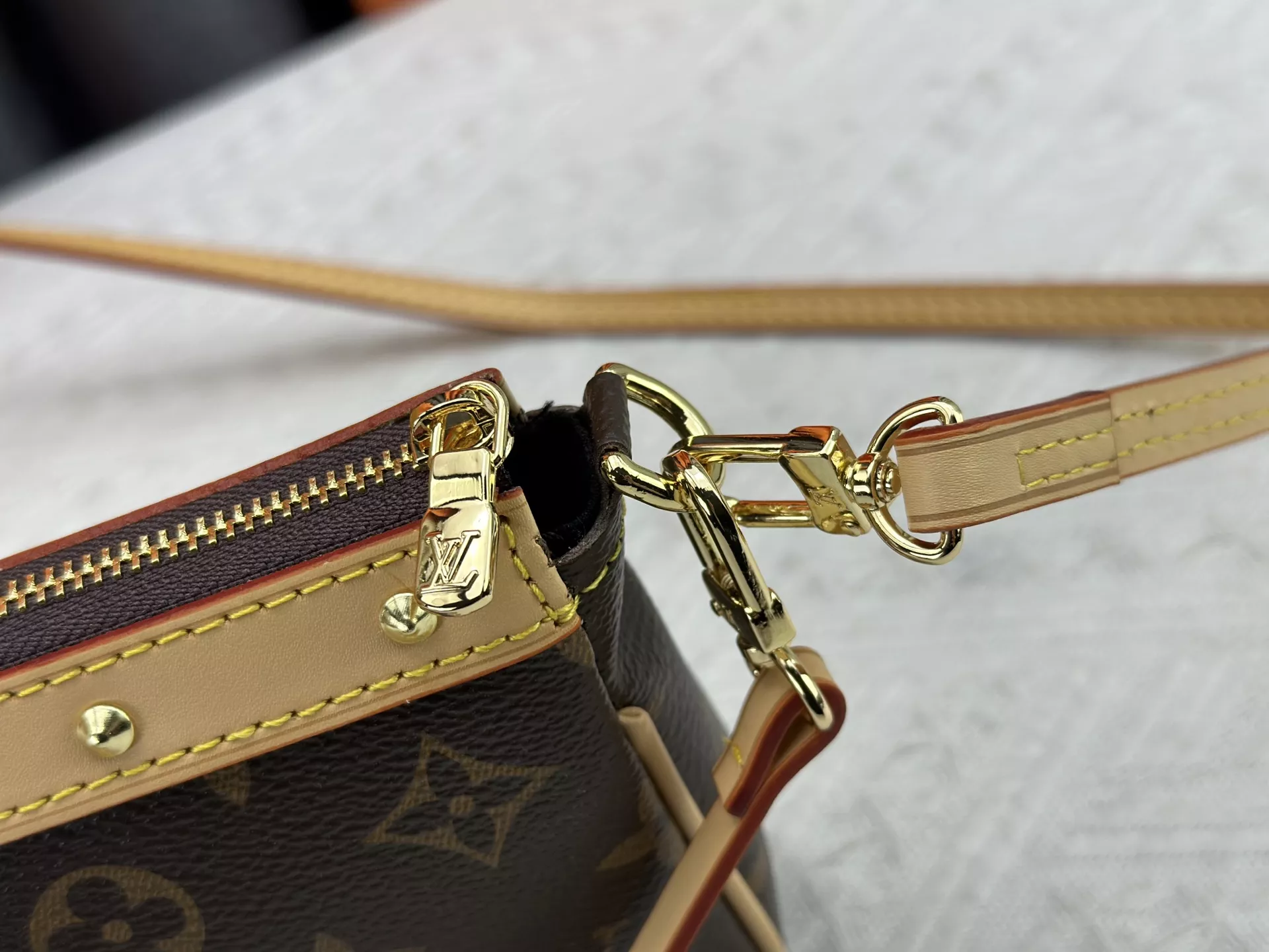 Louis Vuitton AAA Quality Messenger Bags For Women Bright 5380 - Image 7