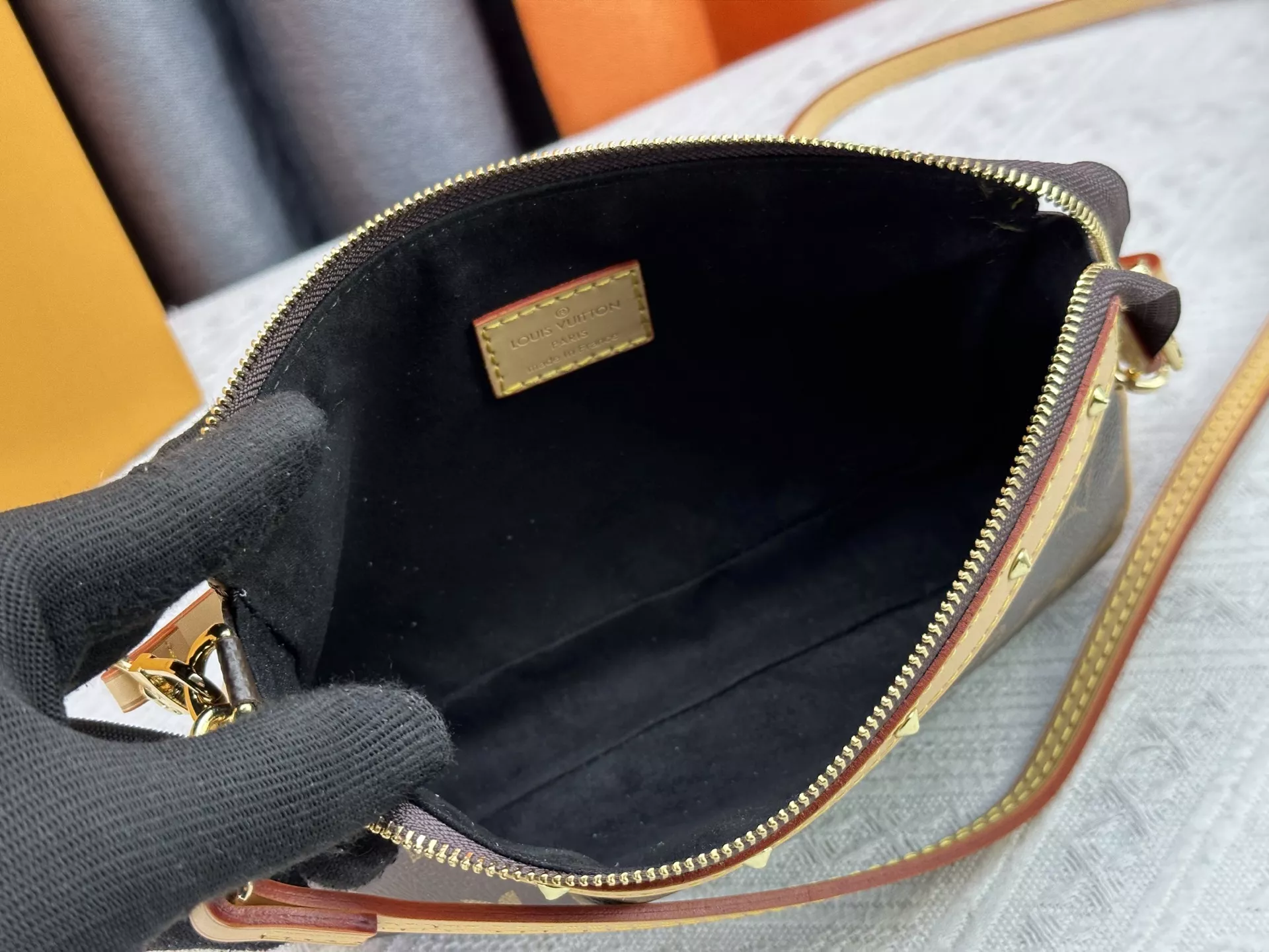 Louis Vuitton AAA Quality Messenger Bags For Women Bright 5380 - Image 8