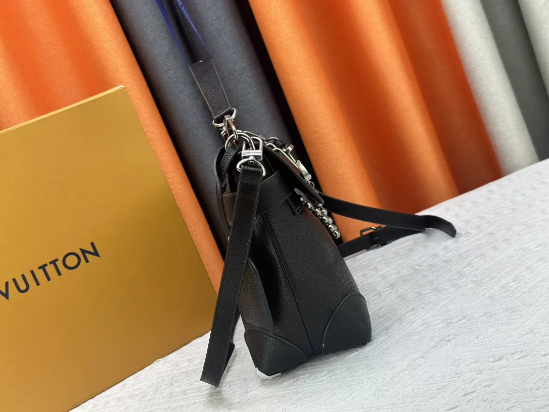 Louis Vuitton AAA Quality Messenger Bags For Women Fashionable 7383 - Image 3