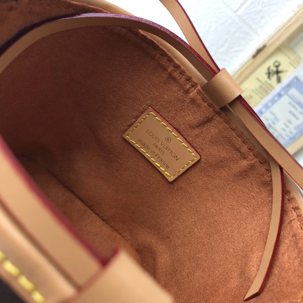 Louis Vuitton AAA Quality Messenger Bags For Women StreetReady 8470 - Image 7