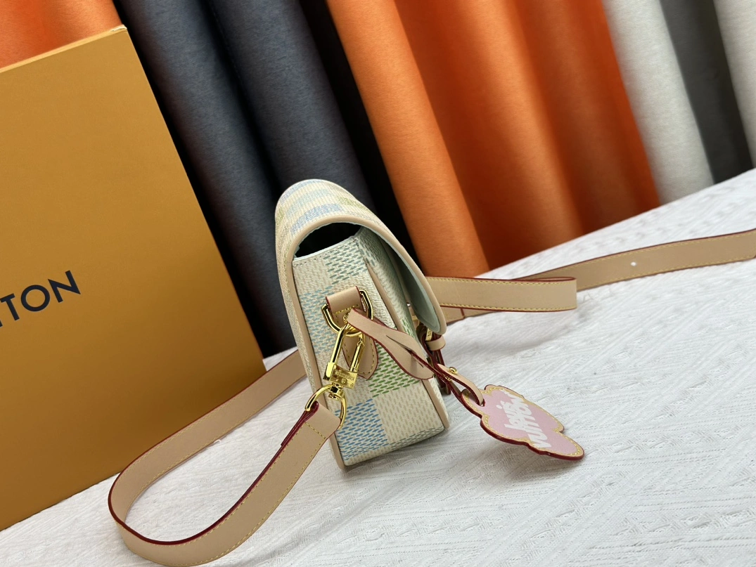 Louis Vuitton AAA Quality Messenger Bags For Women Vibrant 2043 - Image 3