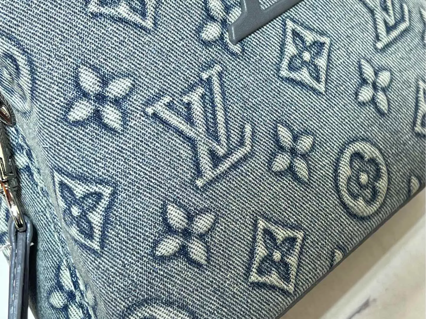 Louis Vuitton AAA Quality Messenger Bags For Women Vibrant 214 - Image 5