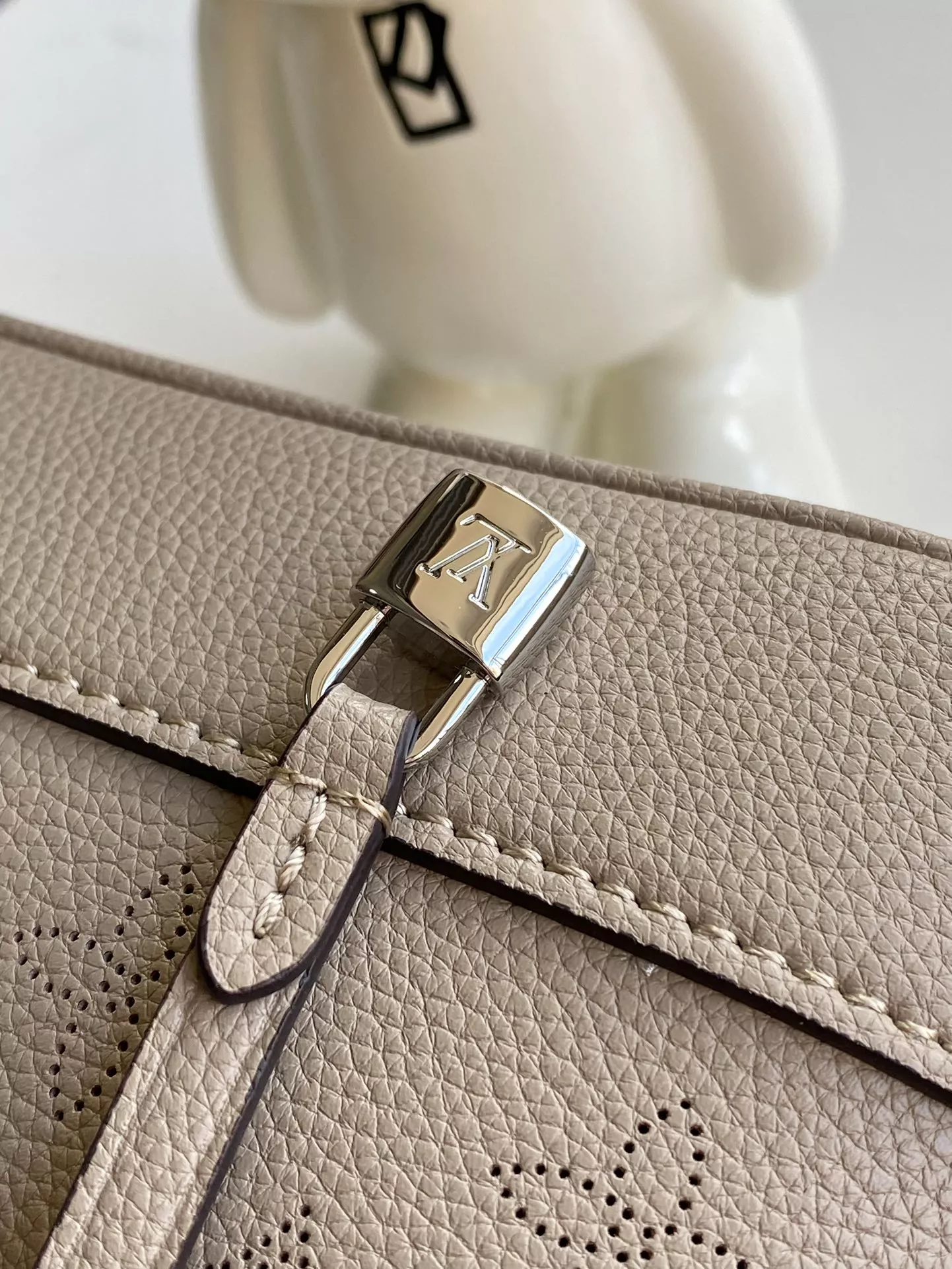 Louis Vuitton AAA Quality Shoulder Bags Practical 1337 - Image 6