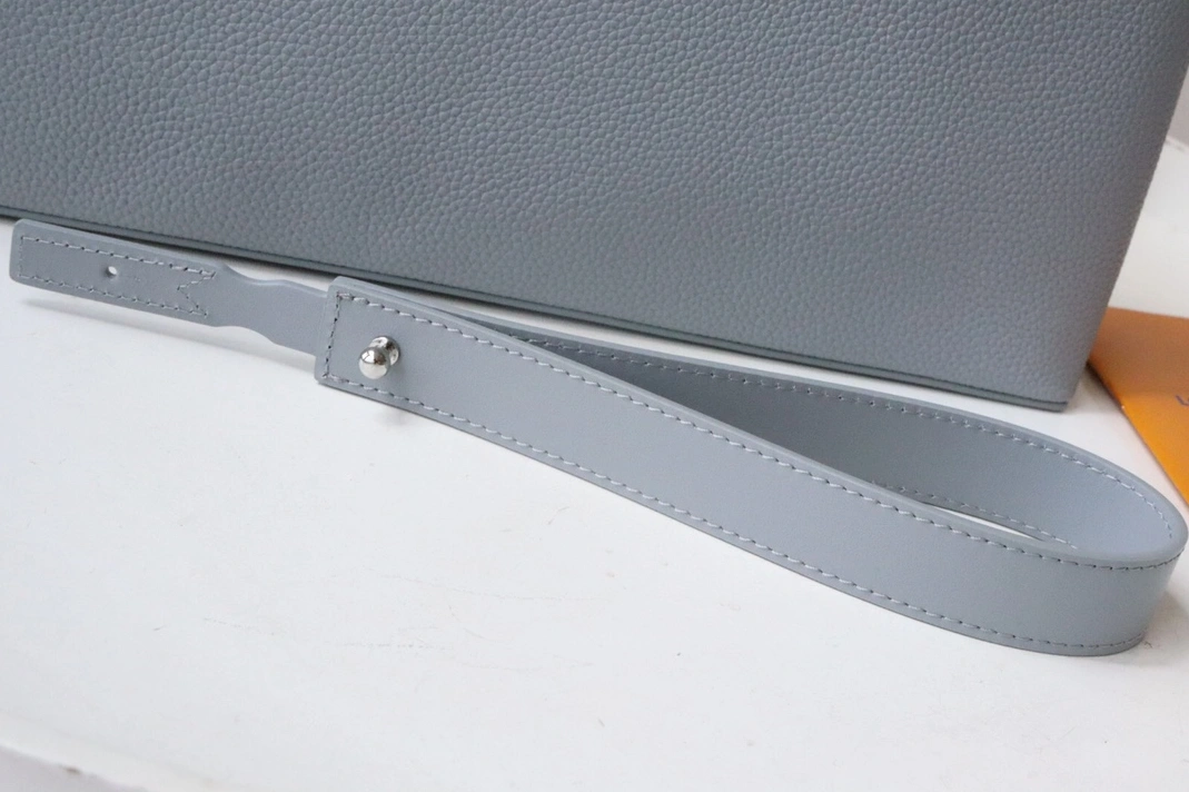 Louis Vuitton AAA Quality Wallets For Unisex SportInspired 4450 - Image 3