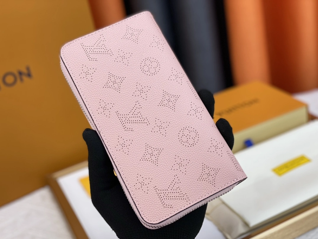 Louis Vuitton AAA Quality Wallets For Women GoAnywhere 8363