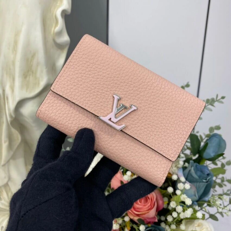 Cowhidele Louis Vuitton Capucines Compact Wallet - Image 3