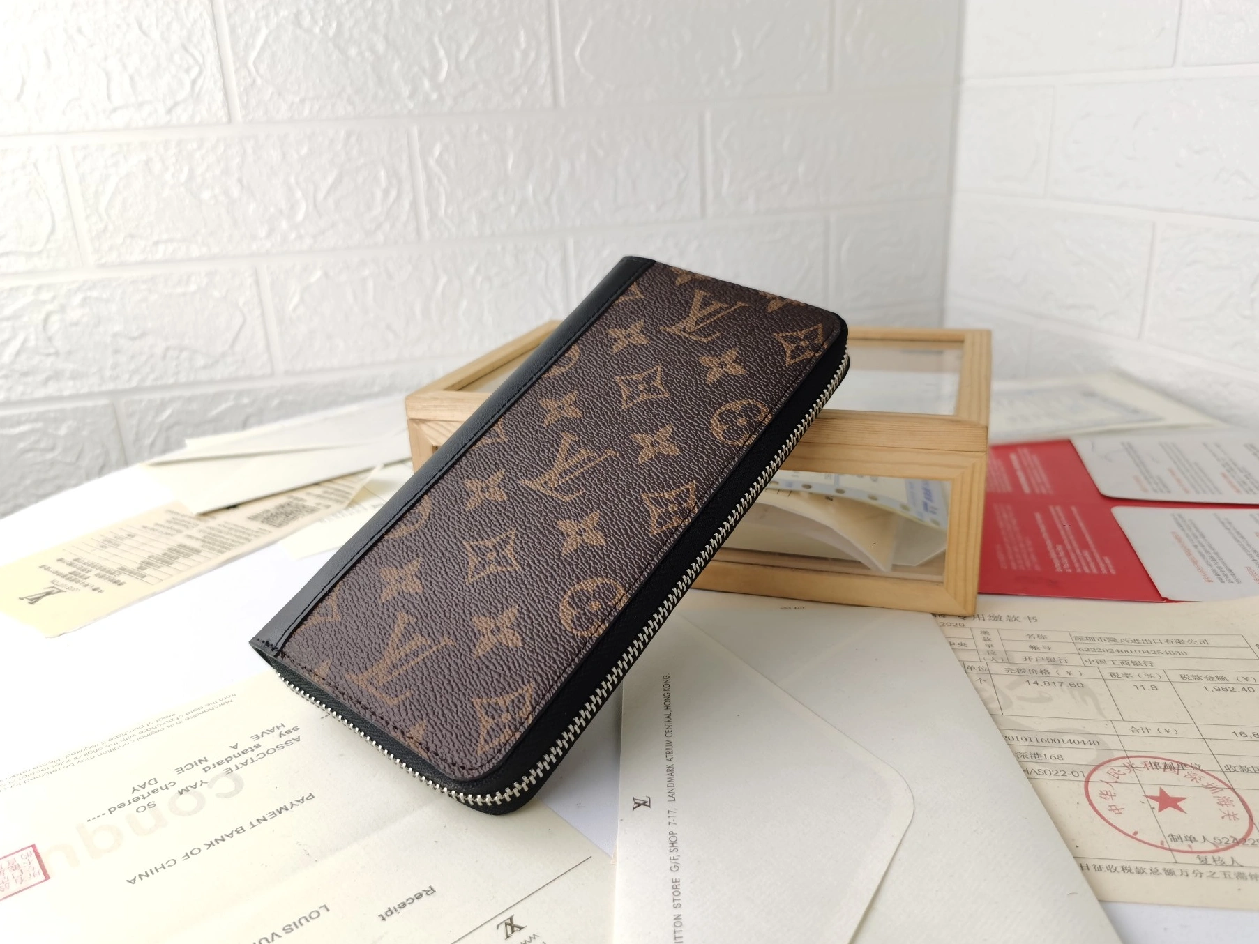 Louis Vuitton LV Card Case For Unisex Modern 8948 - Image 3