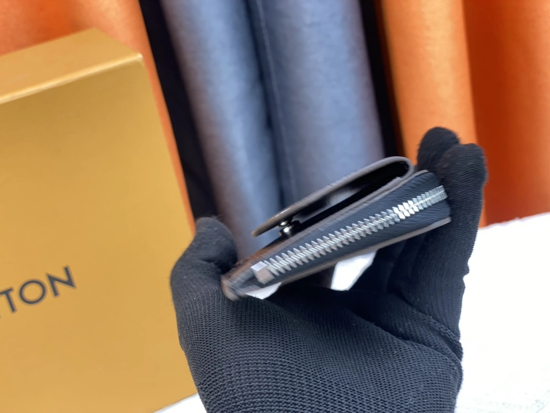 Louis Vuitton LV Card Case For Women Practical 2948 - Image 3