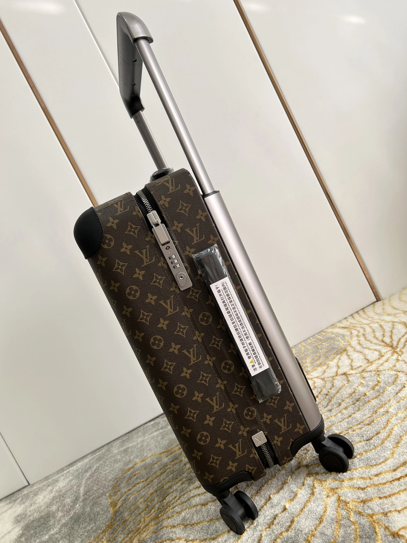 Louis Vuitton Luggage Comfortable 9149 - Image 3