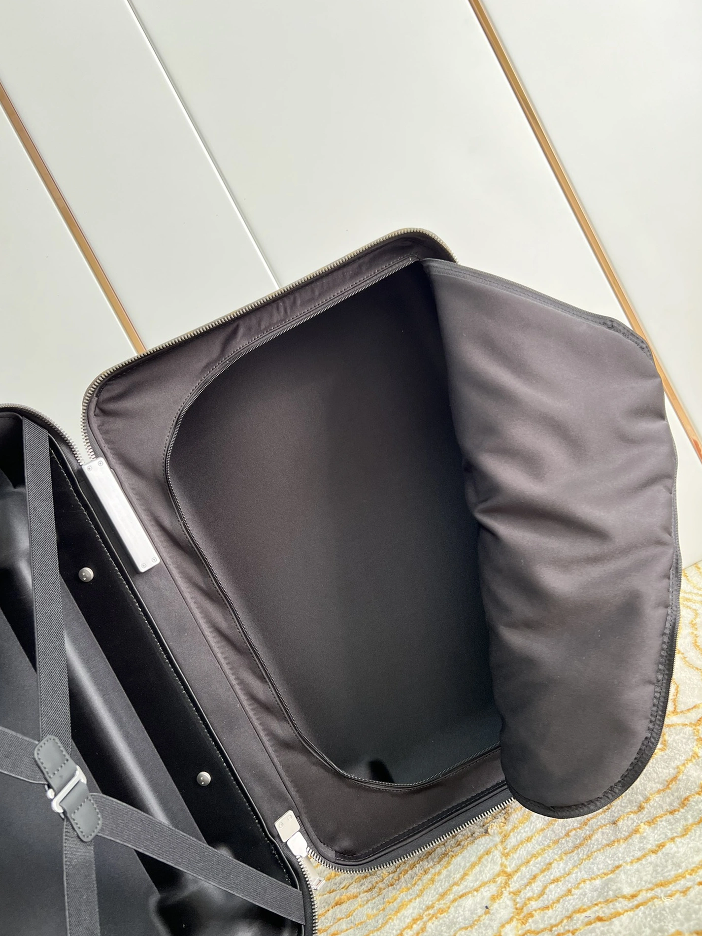 Louis Vuitton Luggage Comfortable 9149 - Image 8