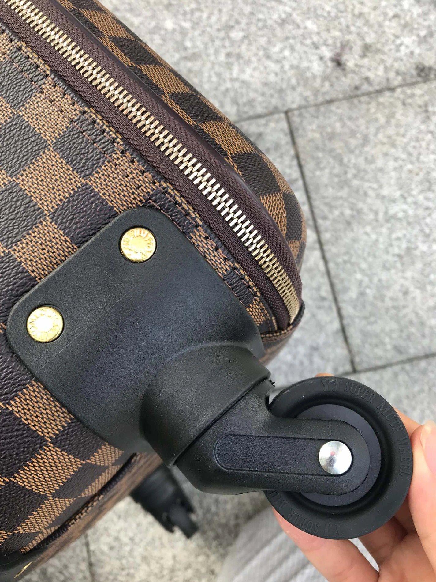 Louis Vuitton Luggage DailyWear 8676 - Image 6