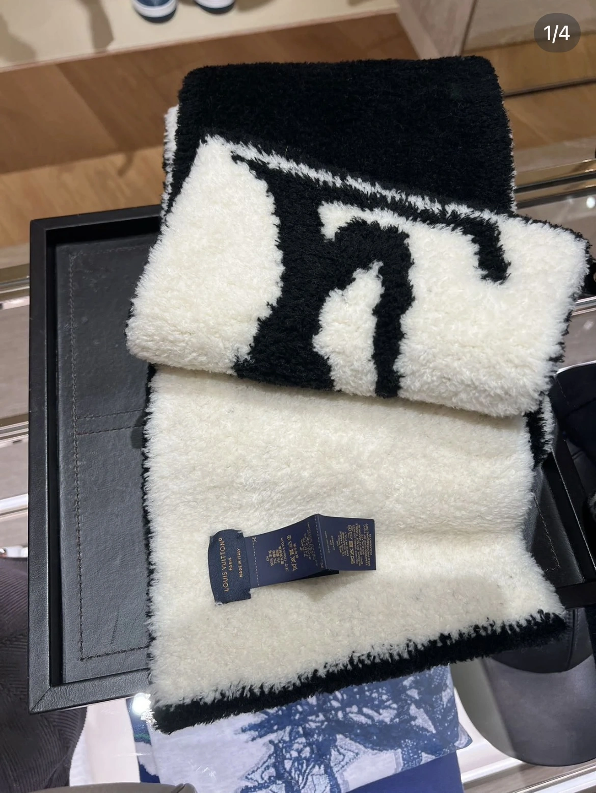 Louis Vuitton M79399 Comfy Black White Scarf - Image 5