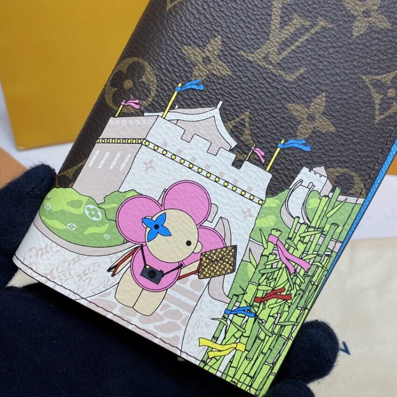 1 flat po Louis Vuitton Monogram Canvas Passport Cover - Image 4
