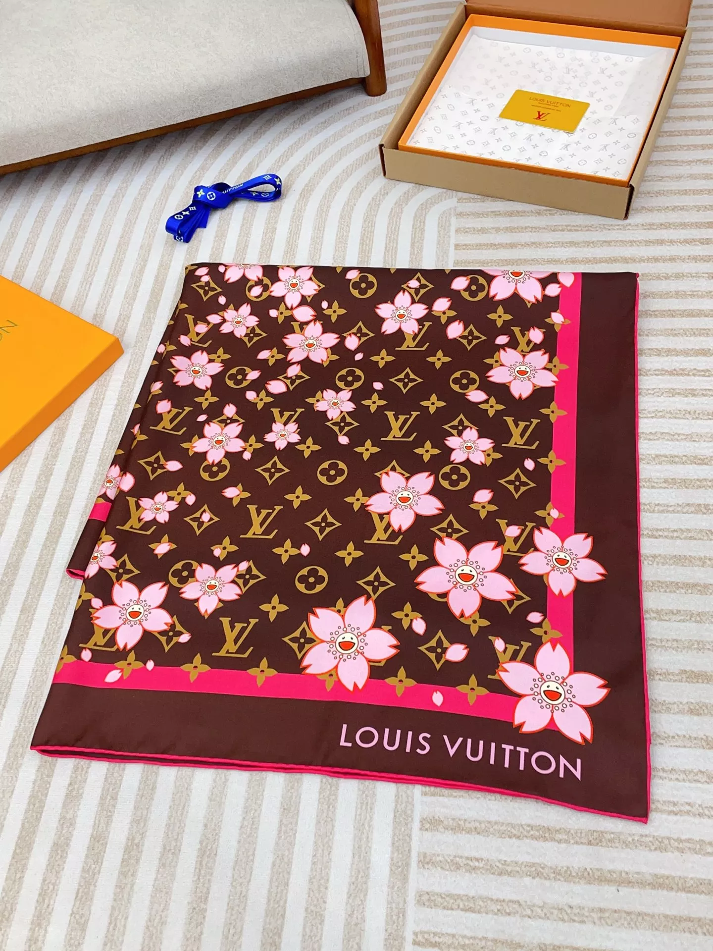 Louis Vuitton Silk Squares Sleek 8401