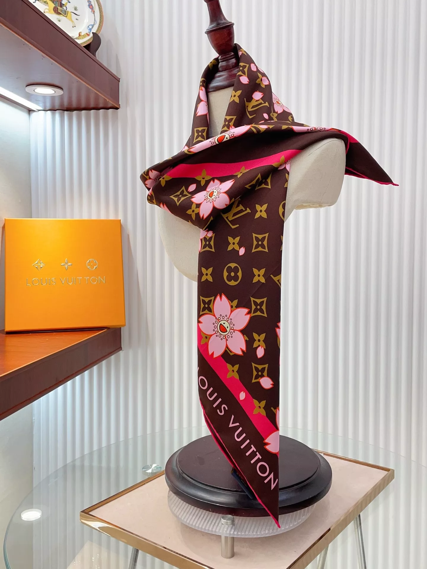 Louis Vuitton Silk Squares Sleek 8401 - Image 5