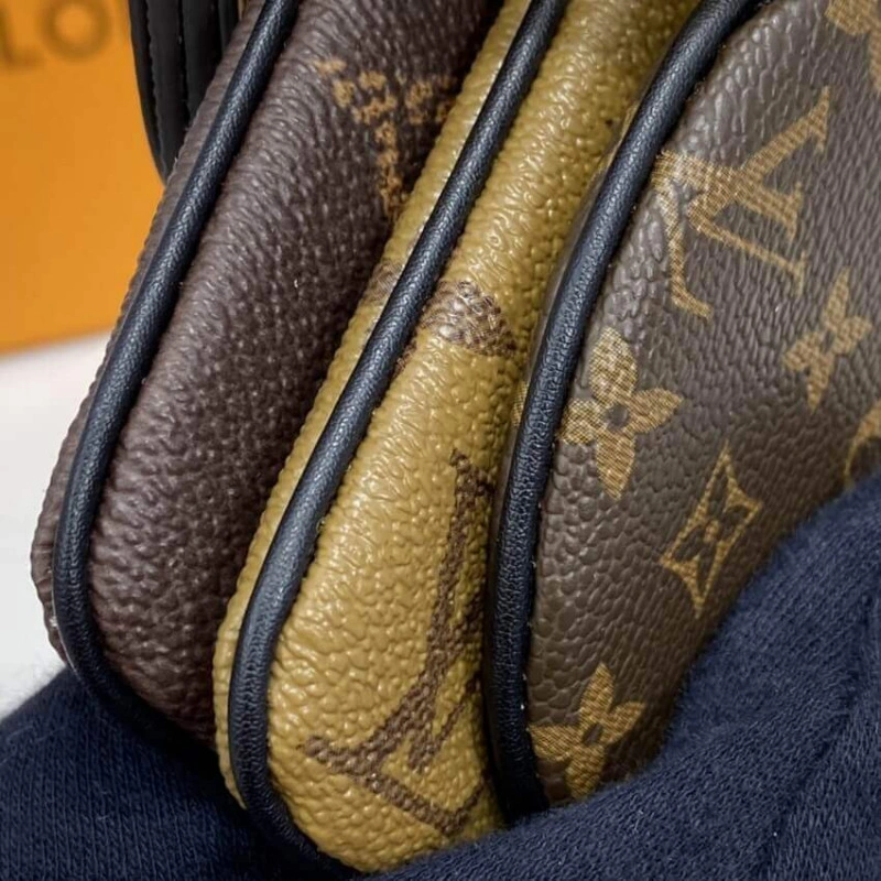 Cowhidele Louis Vuitton Trio Pouch - Image 6