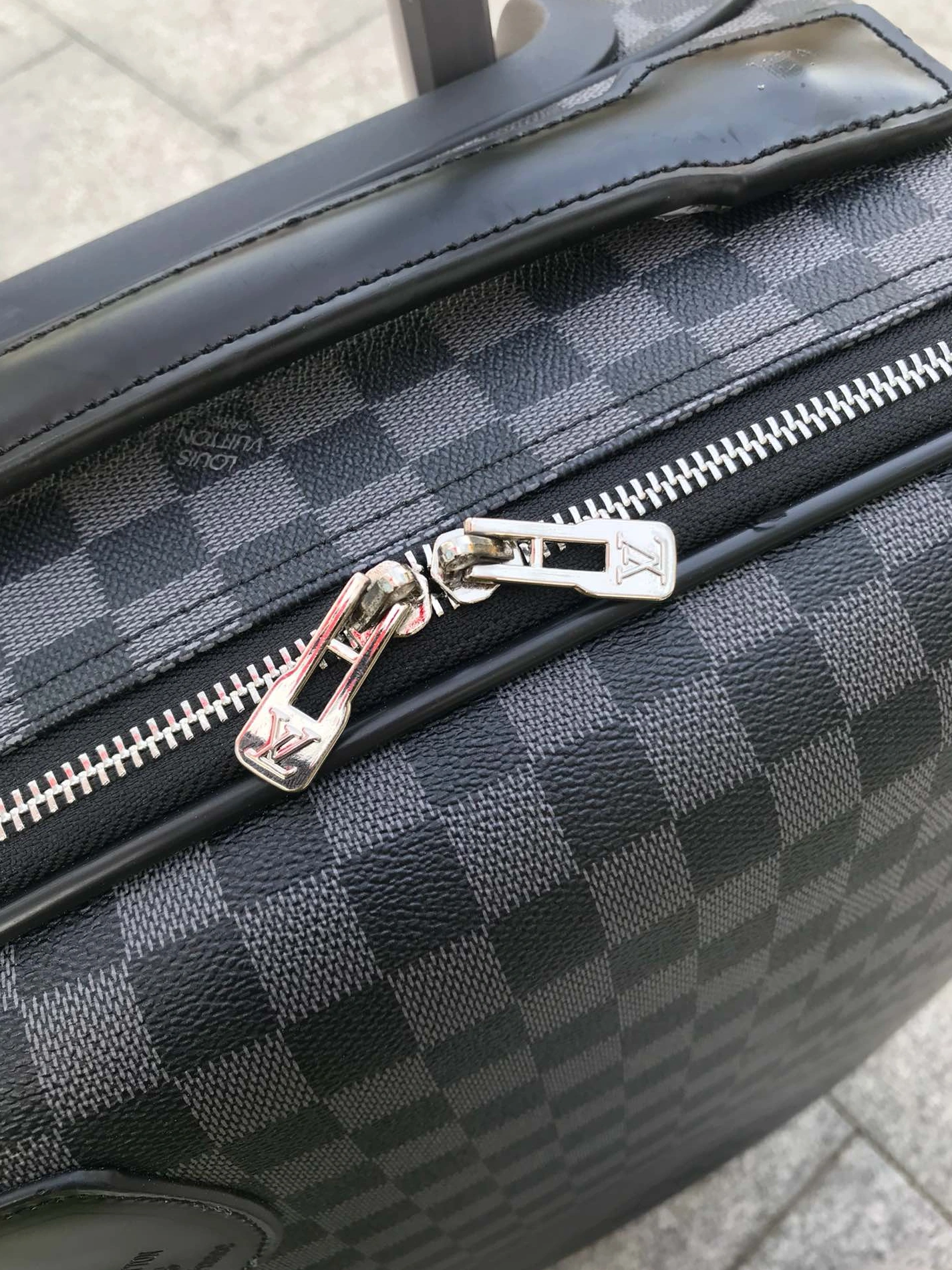 Minimalist 7010 Louis Vuitton Luggage - Image 5